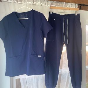 Figs medium scrub set in navy. Barely worn- like new condition.
